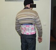 Kontrabandininkas cigaretes kito ir į kojines