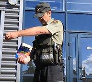 Muitininkai aptinka vis įmantriau paslėptus rūkalus. Cigaretės ki&scaron;amos ir į skalbimo miltelių dėžutes, kad pakaktų svorio, įberiama smėlio. 