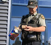 Cigaretės buvo įki&scaron;tos į skalbimo miltelių dėžutę. Svorio suteikė mai&scaron;elis su smėliu.