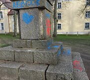 Rusnėje i&scaron;niekintas istorinis paminklas.