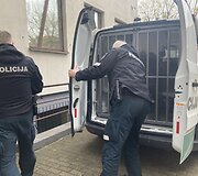 Į teismą atvežtas vyri&scaron;kis i&scaron;žaginimu įtariamas vyras
