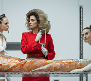 Scena i&scaron; spektaklio &bdquo;Sugrįžimas&ldquo; Klaipėdos dramos teatre