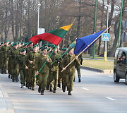 500 karių Lietuvos įstojimo į NATO metines paminėjo dalyvaudami simboliniame bėgime.