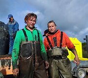 Entuziastingi žvejai savanori&scaron;kai i&scaron; Laukžemių tvenkinio pergabeno &scaron;imtus žuvų į Trinyčių tvenkinį.