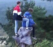 Ant Satro skulptūros Nidoje užsirop&scaron;tė jaunuoliai.