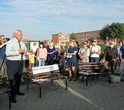 Nebegalėdami pakęst smarvės Klaipėdos Pietinės miesto dalies gyventojai susirinko į taikų protestą.
