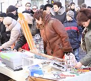 Kaziuko mugėje galima įsigyti įvairiausių dirbinių.
