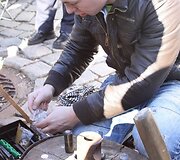 Siūloma įsigyti čia pat padarytą Kaziuko mugės pinigėlį.