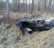 Kelyje Kazlų Rūda-Ąžuolų Būda apsivertė automobilis.
