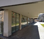 Nuo pneumatinių &scaron;ūvių nukentėjusi odontologijos klinika.