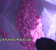 Įgyvendinę tarptautinę operaciją pareigūnai i&scaron; rinkos i&scaron;ėmė kilogramus narkotikų, aptiko ginklų ir vogtų daiktų.