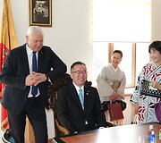 Antradienio vakarą į uostamiestį atvyko 35 asmenų delegacija, kurią sudaro Kudžio meras p. Joji Endo, miesto tarybos vadovas p. Koshi Nakatai, kiti savivaldybės pareigūnai bei 23 Kudžio miestiečiai.