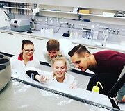 Kvepalų tyrimo laboratorijoje akimirkos.
