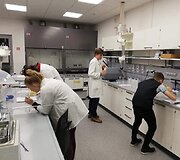Kvepalų tyrimo laboratorijoje akimirkos.