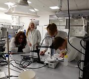 Kvepalų tyrimo laboratorijoje akimirkos.