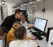 Kvepalų tyrimo laboratorijoje akimirkos.