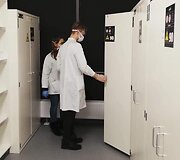 Kvepalų tyrimo laboratorijoje akimirkos.