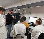 Kvepalų tyrimo laboratorijoje akimirkos.