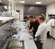 Kvepalų tyrimo laboratorijoje akimirkos.