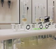 Kvepalų tyrimo laboratorijoje akimirkos.