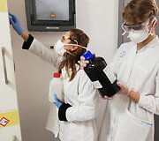 Kvepalų tyrimo laboratorijoje akimirkos.