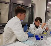 Kvepalų tyrimo laboratorijoje akimirkos.