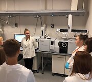 Kvepalų tyrimo laboratorijoje akimirkos.