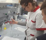 Kvepalų tyrimo laboratorijoje akimirkos.