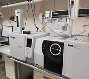 Kvepalų tyrimo laboratorijoje akimirkos.