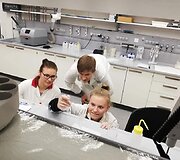 Kvepalų tyrimo laboratorijoje akimirkos.