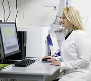 Kvepalų tyrimo laboratorijoje akimirkos.
