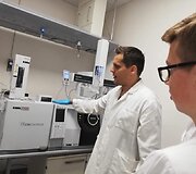 Kvepalų tyrimo laboratorijoje akimirkos.