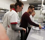 Kvepalų tyrimo laboratorijoje akimirkos.