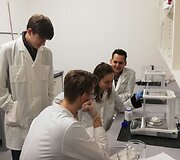 Kvepalų tyrimo laboratorijoje akimirkos.