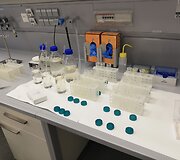 Kvepalų tyrimo laboratorijoje akimirkos.