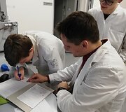 Kvepalų tyrimo laboratorijoje akimirkos.