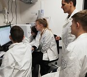 Kvepalų tyrimo laboratorijoje akimirkos.