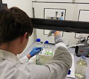 Kvepalų tyrimo laboratorijoje akimirkos.