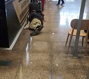 Barselonos oro uostas: atidėjus skrydžius keleiviai miega tiesiog ant grindų.