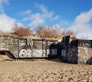 Melnragėje stovintis bunkeris vis skalaujamas jūros ir tapo pavojingas.