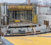 Didžiosios salės vietoje jau surinkinėjama tribūninė perdanga, ant kurios montuosis žiūrovų kėdės.