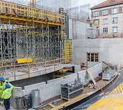 Didžiosios salės vietoje jau surinkinėjama tribūninė perdanga, ant kurios montuosis žiūrovų kėdės. 