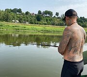 Danielius Djačkovas su žmona Gintare ir vaikais leidosi į kelionę Nemunu paties gamintu plaustu.