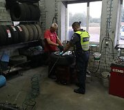 Policijos pareigūnai gelbsti bėdos i&scaron;tiktai moteriai.