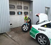 Policijos pareigūnai gelbsti bėdos i&scaron;tiktai moteriai.