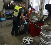 Policijos pareigūnai gelbsti bėdos i&scaron;tiktai moteriai.