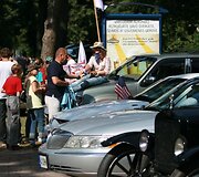 Automobiliai i&scaron;sirikiavo Palangos Meilės alėjoje.