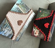 Marijampolietė nunėrė bikini formos knygų skirtukus.