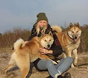 Daugykloje aptikti, ant vienos grandinės laikyti &scaron;unys, dabar laimingi radę savo namus.