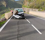 Tenerifėje didžiuliai rieduliai apgadino automobilius. 